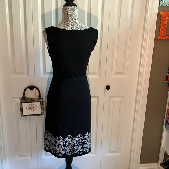 Vnecked slip LBD w/darted bust & gorgeous white embroidery bordered bottom - Picture 7 of 15